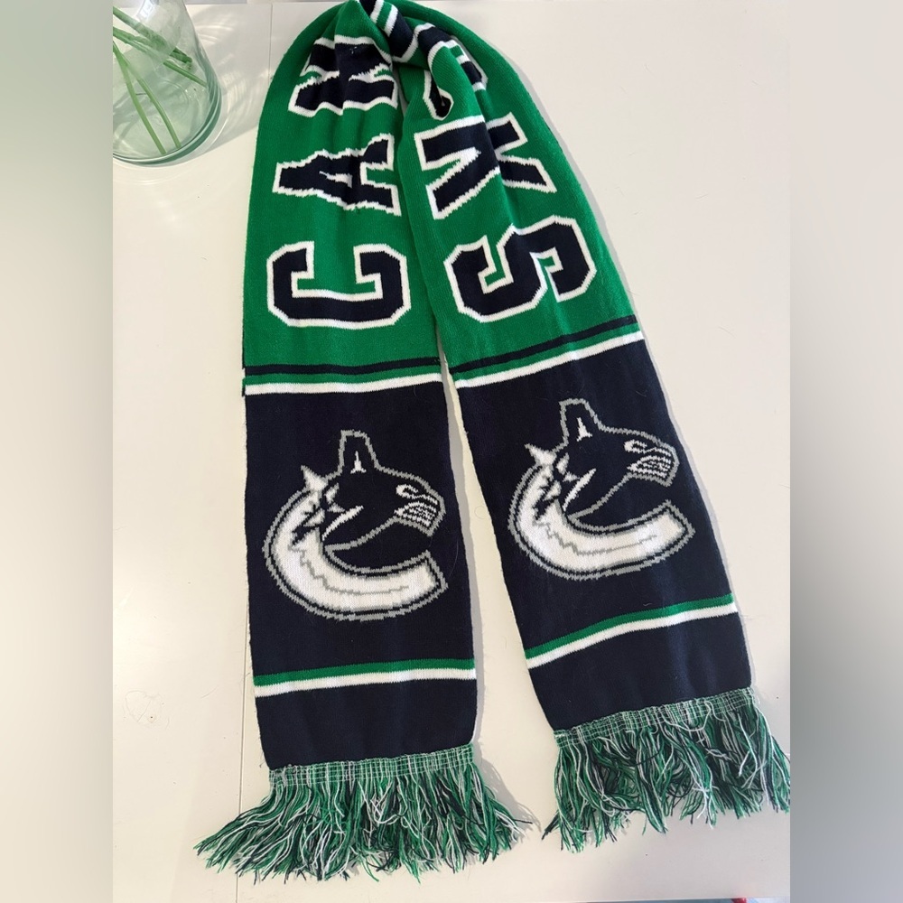 Canucks Reversible skate and orca Canucks Scarf one size
